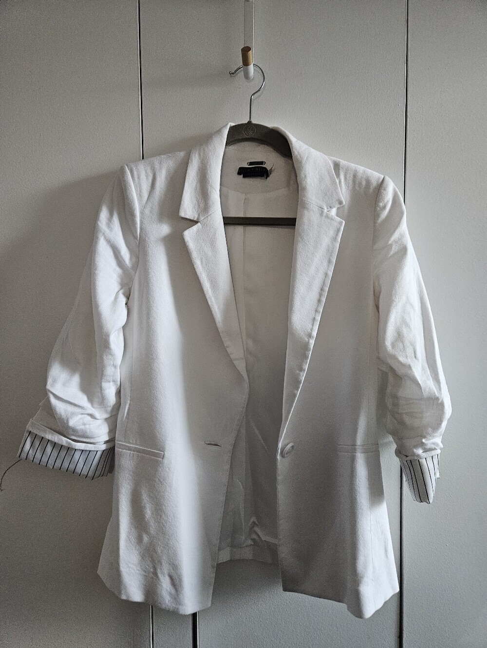 Alice + Olivia Classics White Boyfriend Blazer w/ Striped Cuffs 6
